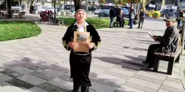 İLÇE MERKEZİNDE "CUMHURİYET 100 YAŞINDA" DİYE BAĞIRARAK GAZETELERİ DAĞITTILAR