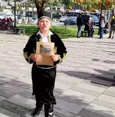 İLÇE MERKEZİNDE "CUMHURİYET 100 YAŞINDA" DİYE BAĞIRARAK GAZETELERİ DAĞITTILAR