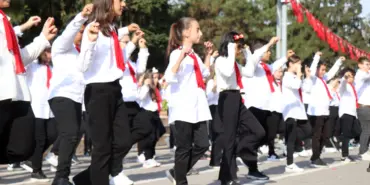 1923 ÖĞRENCİDEN GÖZ DOLDURAN HARMANDALI ZEYBEĞİ GÖSTERİSİ SAKARYA'DA CUMHURİYET'İN 100. YIL DÖNÜMÜ COŞKU İLE KUTLANDI