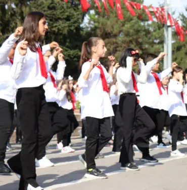 1923 ÖĞRENCİDEN GÖZ DOLDURAN HARMANDALI ZEYBEĞİ GÖSTERİSİ SAKARYA'DA CUMHURİYET'İN 100. YIL DÖNÜMÜ COŞKU İLE KUTLANDI