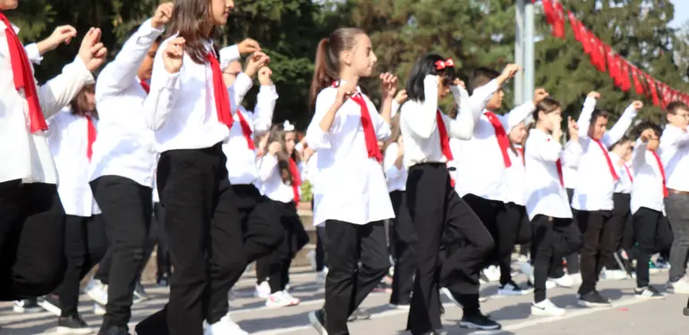 1923 ÖĞRENCİDEN GÖZ DOLDURAN HARMANDALI ZEYBEĞİ GÖSTERİSİ SAKARYA'DA CUMHURİYET'İN 100. YIL DÖNÜMÜ COŞKU İLE KUTLANDI