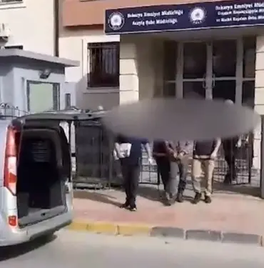 SAKARYA'DA OTOYOL KENARINA BIRAKILAN 13 DÜZENSİZ GÖÇMEN YAKALANDI