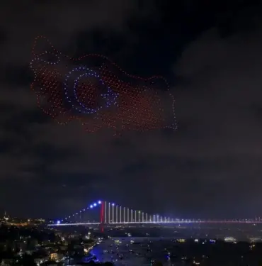 İSTANBUL BOĞAZI'NDA IŞIK, HAVAİ FİŞEK VE DRON GÖSTERİSİ YAPILDI