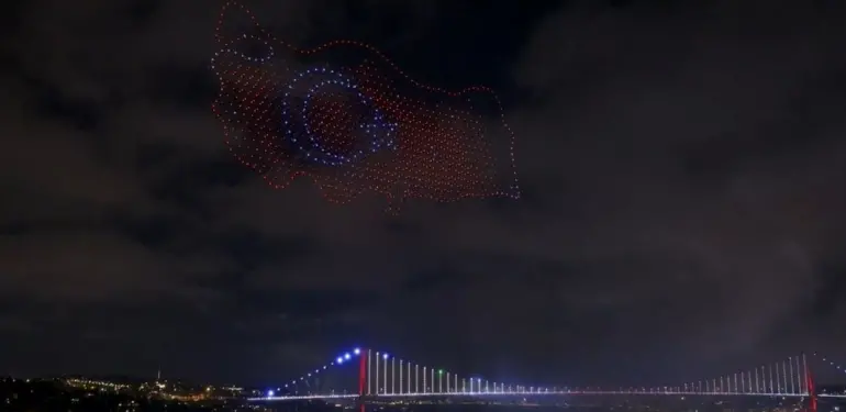 İSTANBUL BOĞAZI'NDA IŞIK, HAVAİ FİŞEK VE DRON GÖSTERİSİ YAPILDI
