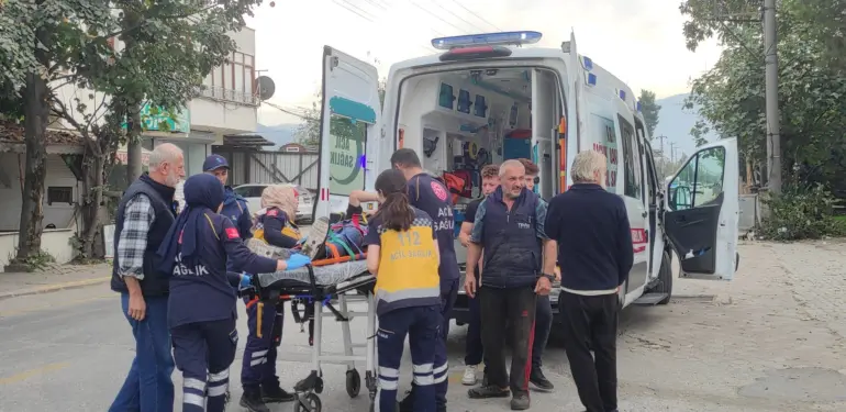 SEYİR HALİNDEYKEN DENGESİNİ KAYBEDEREK MOTOSİKLETTEN DÜŞEN SÜRÜCÜ YARALANDI
