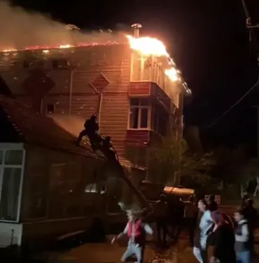 KALORİFER BACASINDA ÇIKAN YANGIN GECEYİ AYDINLATTI