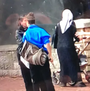 SAKARYA'DA KIZLARIN KAVGASI KAMERADA: ELİNDE SİLAH İLE SALDIRDI