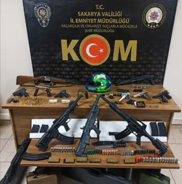 SOSYAL MEDYADAN HUSUMETLİLERİNE SİLAHLA GÖZDAĞI VEREN 7 ŞÜPHELİ YAKALANDI