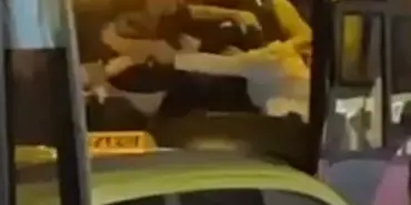 YOLCU OTOBÜSÜNDE TEKME TOKAT BİRBİRLERİNE GİRDİLER: O ANLAR KAMERADA