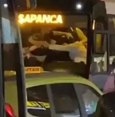YOLCU OTOBÜSÜNDE TEKME TOKAT BİRBİRLERİNE GİRDİLER: O ANLAR KAMERADA