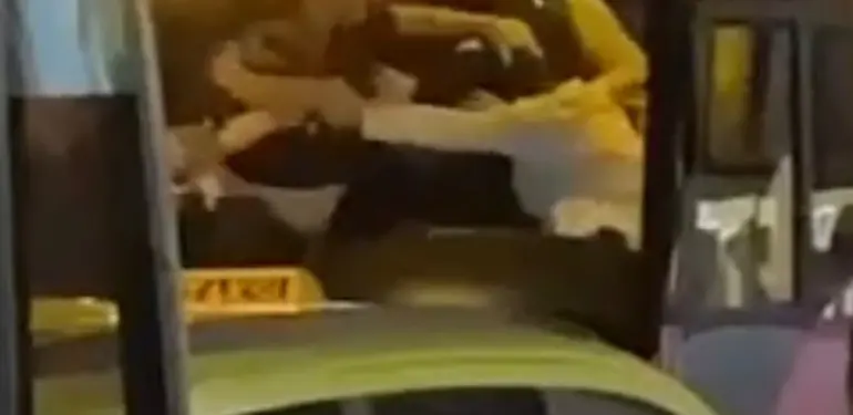 YOLCU OTOBÜSÜNDE TEKME TOKAT BİRBİRLERİNE GİRDİLER: O ANLAR KAMERADA