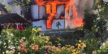 BANYO YAPARKEN EVİ ALEV TOPUNA DÖNDÜ, SÖNDÜRMEYE ÇALIŞIRKEN YARALANDI FACİAYA RAMAK KALA: İKİ KATLI AHŞAP EV ALEV ALEV YANDI