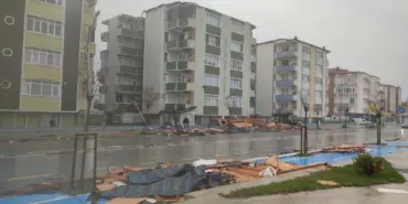 ŞİDDETLİ FIRTINA SAKARYA'NIN KARASU SAHİLİNİ YIKTI GEÇTİ BAZI İŞLETMELER VE EVLER SULAR ALTINDA KALDI, DURAKLAR YIKILDI