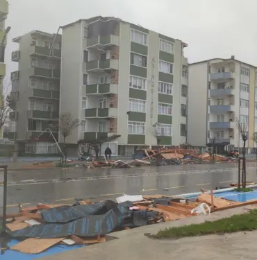 ŞİDDETLİ FIRTINA SAKARYA'NIN KARASU SAHİLİNİ YIKTI GEÇTİ BAZI İŞLETMELER VE EVLER SULAR ALTINDA KALDI, DURAKLAR YIKILDI