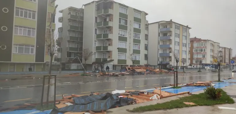 ŞİDDETLİ FIRTINA SAKARYA'NIN KARASU SAHİLİNİ YIKTI GEÇTİ BAZI İŞLETMELER VE EVLER SULAR ALTINDA KALDI, DURAKLAR YIKILDI