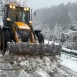 KAR YOLU KAPATTI, ARAÇLAR KEPÇE YARDIMIYLA KURTARILDI