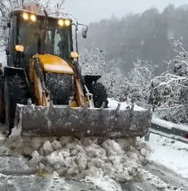 KAR YOLU KAPATTI, ARAÇLAR KEPÇE YARDIMIYLA KURTARILDI