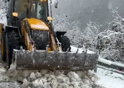 KAR YOLU KAPATTI, ARAÇLAR KEPÇE YARDIMIYLA KURTARILDI