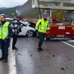RÜZGAR TÜRBİNİ TAŞIYAN TIR, ALTINA ALDIĞI 3 ARACI METRELERCE SÜRÜKLEDİ
