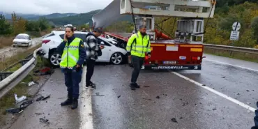 RÜZGAR TÜRBİNİ TAŞIYAN TIR, ALTINA ALDIĞI 3 ARACI METRELERCE SÜRÜKLEDİ