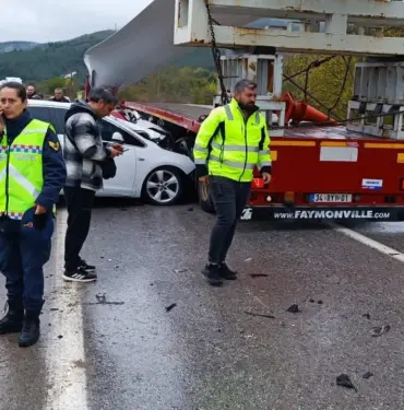 RÜZGAR TÜRBİNİ TAŞIYAN TIR, ALTINA ALDIĞI 3 ARACI METRELERCE SÜRÜKLEDİ