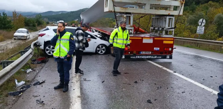 RÜZGAR TÜRBİNİ TAŞIYAN TIR, ALTINA ALDIĞI 3 ARACI METRELERCE SÜRÜKLEDİ