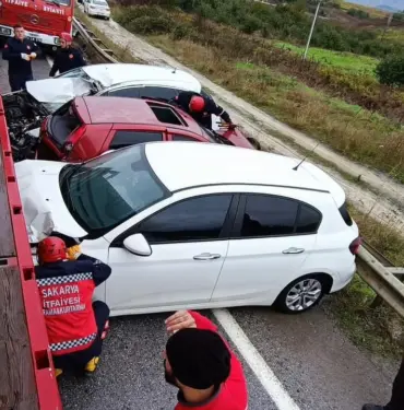 RÜZGAR TÜRBİNİ TAŞIYAN TIR, ALTINA ALDIĞI 3 ARACI METRELERCE SÜRÜKLEDİ