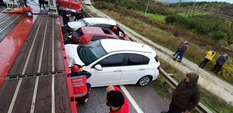 RÜZGAR TÜRBİNİ TAŞIYAN TIR, ALTINA ALDIĞI 3 ARACI METRELERCE SÜRÜKLEDİ