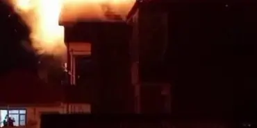 SAKARYA'DA ÇATI ALEVLERE TESLİM OLDU, O ANLAR KAMERADA