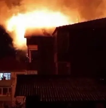 SAKARYA'DA ÇATI ALEVLERE TESLİM OLDU, O ANLAR KAMERADA