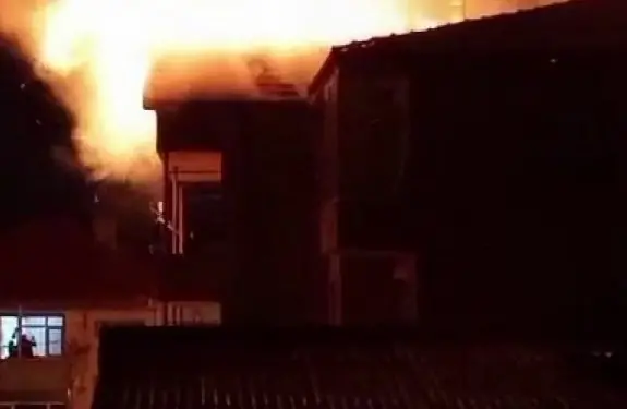 SAKARYA'DA ÇATI ALEVLERE TESLİM OLDU, O ANLAR KAMERADA