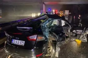 ANADOLU OTOYOLU'NDA ZİNCİRLEME KAZA: 3 YARALI KAĞIT GİBİ EZİLEREK HURDAYA DÖNEN OTOMOBİLDE AYNI AİLEDEN 3 KİŞİ SIKIŞTI