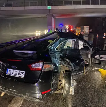 ANADOLU OTOYOLU'NDA ZİNCİRLEME KAZA: 3 YARALI KAĞIT GİBİ EZİLEREK HURDAYA DÖNEN OTOMOBİLDE AYNI AİLEDEN 3 KİŞİ SIKIŞTI