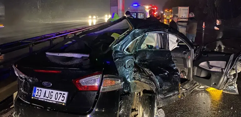 ANADOLU OTOYOLU'NDA ZİNCİRLEME KAZA: 3 YARALI KAĞIT GİBİ EZİLEREK HURDAYA DÖNEN OTOMOBİLDE AYNI AİLEDEN 3 KİŞİ SIKIŞTI