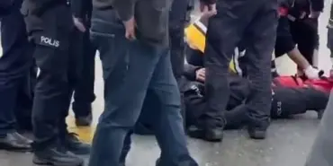 BIÇAKLI KAVGAYA MÜDAHALE EDEN POLİS YARALANDI 18 YAŞINDAKİ GENÇ BIÇAKLANDI, OLAYA MÜDAHALE EDEN POLİS İSE DÜŞEREK AYAĞINDAN YARALANDI