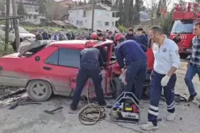 İKİ OTOMOBİL KAFA KAFAYA ÇARPIŞTI: 1'İ AĞIR 3 YARALI