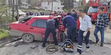 İKİ OTOMOBİL KAFA KAFAYA ÇARPIŞTI: 1'İ AĞIR 3 YARALI