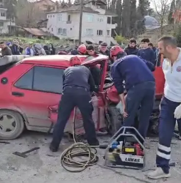 İKİ OTOMOBİL KAFA KAFAYA ÇARPIŞTI: 1'İ AĞIR 3 YARALI