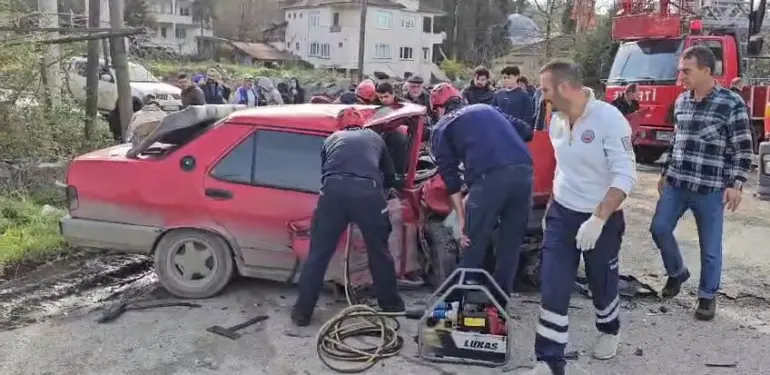 İKİ OTOMOBİL KAFA KAFAYA ÇARPIŞTI: 1'İ AĞIR 3 YARALI