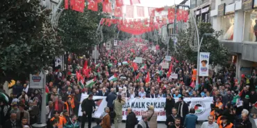 SAKARYA'DA İNSAN SELİ: HEP BİR AĞIZDAN İSRAİL'İ KINADILAR DİYANET İŞLERİ BAŞKANI ALİ ERBAŞ: "EY YAHUDİLER, 1492'DE SİZ YİNE HAÇLILARIN KATLİAMINDAN KAÇTINIZ, MÜSLÜMANLARA SIĞINDINIZ" "İKİNCİ DÜNYA SAVAŞI'NDA HAÇLILAR, AVRUPA'DA SİZİN 90 BİN ATANIZI KATLETTİ" 'FİLİSTİN'E ÖZGÜRLÜK İÇİN YÜRÜYÜŞ' PROGRAMININ İLKİ SAKARYA'DA GERÇEKLEŞTİ