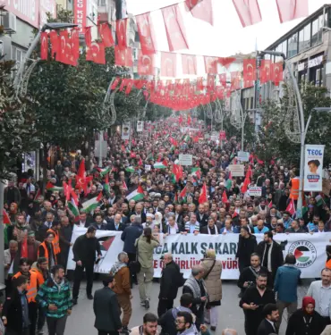 SAKARYA'DA İNSAN SELİ: HEP BİR AĞIZDAN İSRAİL'İ KINADILAR DİYANET İŞLERİ BAŞKANI ALİ ERBAŞ: "EY YAHUDİLER, 1492'DE SİZ YİNE HAÇLILARIN KATLİAMINDAN KAÇTINIZ, MÜSLÜMANLARA SIĞINDINIZ" "İKİNCİ DÜNYA SAVAŞI'NDA HAÇLILAR, AVRUPA'DA SİZİN 90 BİN ATANIZI KATLETTİ" 'FİLİSTİN'E ÖZGÜRLÜK İÇİN YÜRÜYÜŞ' PROGRAMININ İLKİ SAKARYA'DA GERÇEKLEŞTİ