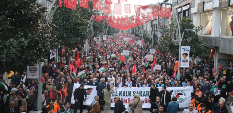 SAKARYA'DA İNSAN SELİ: HEP BİR AĞIZDAN İSRAİL'İ KINADILAR DİYANET İŞLERİ BAŞKANI ALİ ERBAŞ: "EY YAHUDİLER, 1492'DE SİZ YİNE HAÇLILARIN KATLİAMINDAN KAÇTINIZ, MÜSLÜMANLARA SIĞINDINIZ" "İKİNCİ DÜNYA SAVAŞI'NDA HAÇLILAR, AVRUPA'DA SİZİN 90 BİN ATANIZI KATLETTİ" 'FİLİSTİN'E ÖZGÜRLÜK İÇİN YÜRÜYÜŞ' PROGRAMININ İLKİ SAKARYA'DA GERÇEKLEŞTİ