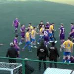 AMATÖR LİGDE UZATMALARDA ATILAN BERABERLİK GOLÜ, YEŞİL SAHAYI KARIŞTIRDI FUTBOLCULAR ARASINDA BAŞLAYAN GERGİNLİK TRİBÜNLERE DE TAŞTI POLİS EKİPLERİNİN GÜÇLÜKLE AYIRDIĞI O ANLAR KAMERADA