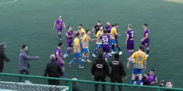 AMATÖR LİGDE UZATMALARDA ATILAN BERABERLİK GOLÜ, YEŞİL SAHAYI KARIŞTIRDI FUTBOLCULAR ARASINDA BAŞLAYAN GERGİNLİK TRİBÜNLERE DE TAŞTI POLİS EKİPLERİNİN GÜÇLÜKLE AYIRDIĞI O ANLAR KAMERADA