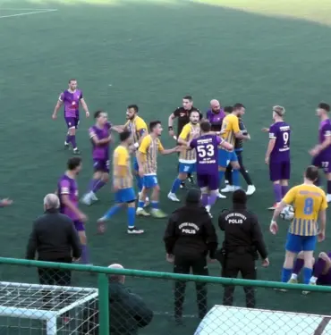 AMATÖR LİGDE UZATMALARDA ATILAN BERABERLİK GOLÜ, YEŞİL SAHAYI KARIŞTIRDI FUTBOLCULAR ARASINDA BAŞLAYAN GERGİNLİK TRİBÜNLERE DE TAŞTI POLİS EKİPLERİNİN GÜÇLÜKLE AYIRDIĞI O ANLAR KAMERADA