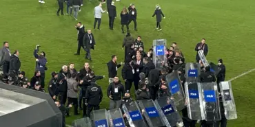 HAKEM HALİL UMUT MELER'E SAHA İÇERİSİNDE YUMRUK ATILDI