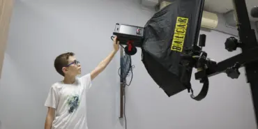 12 YAŞINDAKİ ÇOCUK, VEFAT EDEN BABASININ MESLEĞİNİ BÜYÜK BİR AŞKLA SÜRDÜRÜYOR 12 YAŞINDAKİ ÖMER AKİF YUSUFOĞLU: "FOTOĞRAF ÇEKMEYE BABAMIN BANA GÖSTERMESİYLE BAŞLADIM" "BABAMIN VEFAT ETMESİ BENİM BU İŞE DÖRT ELLE SARILMAMA SEBEP OLDU"