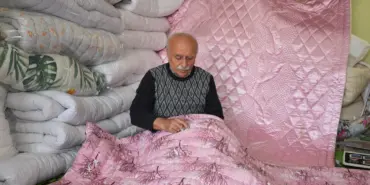 11 YAŞINDAN BERİ YAPTIĞI YORGANCILIĞI YAŞATMAYA ÇALIŞIYOR UNUTULMAYA YÜZ TUTAN MESLEĞE RAĞBET ÇOK AMA ÇIRAK YOK