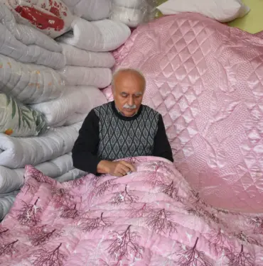 11 YAŞINDAN BERİ YAPTIĞI YORGANCILIĞI YAŞATMAYA ÇALIŞIYOR UNUTULMAYA YÜZ TUTAN MESLEĞE RAĞBET ÇOK AMA ÇIRAK YOK
