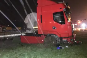 SAKARYA'DA TIR İLE HAFİF TİCARİ ARAÇ ÇARPIŞTI: 2 YARALI